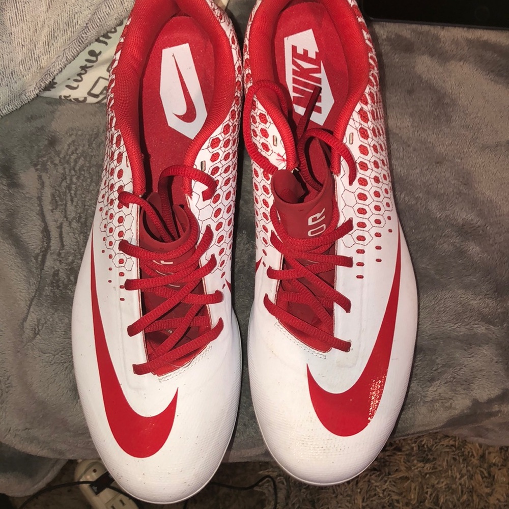 NIKE RED AND WHITE BESUTIFUL SPORT SHOES BEAND NEW